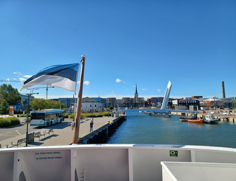 Blick vom Heck eines Schiffes aus auf die Stadt Tallinn in Estland