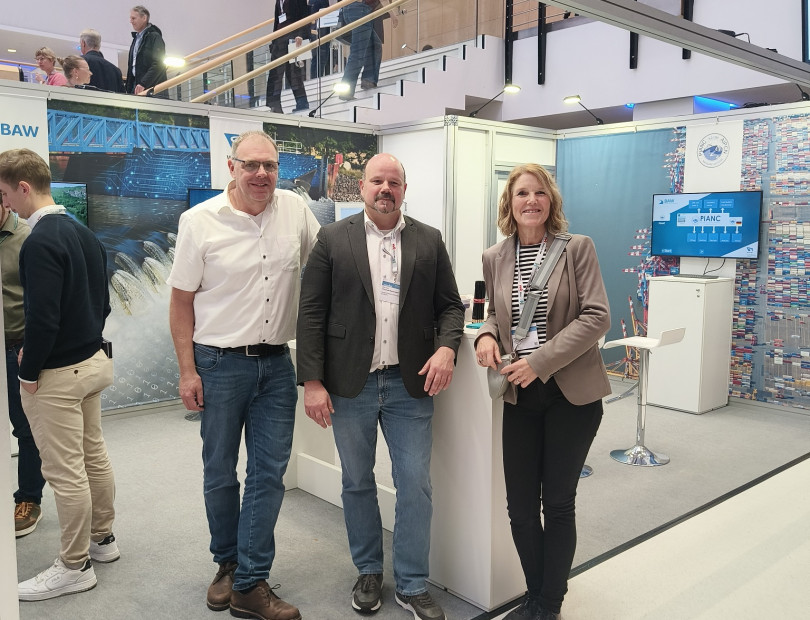 PIANC D auf dem HTG-Kongress 2025 in Münster - Martin Deutscher (BAW), Thomas Rosenstein (GDWS), Gabriele Peschken (GDWS, Chefdeligierte PIANC Deutschland) stehen im Vorraum des Kongressgebäudes
