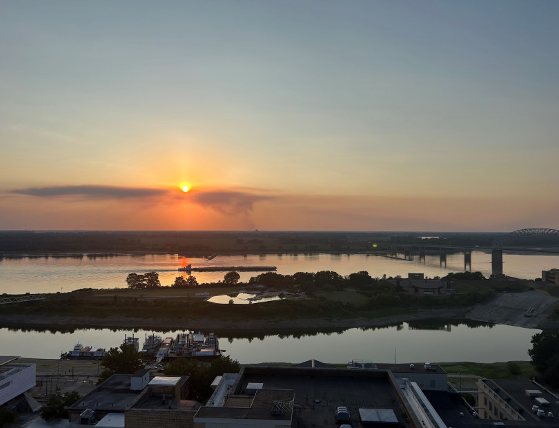Foto von einem Sonnenuntergang über dem Fluss Mississippi in Memphis