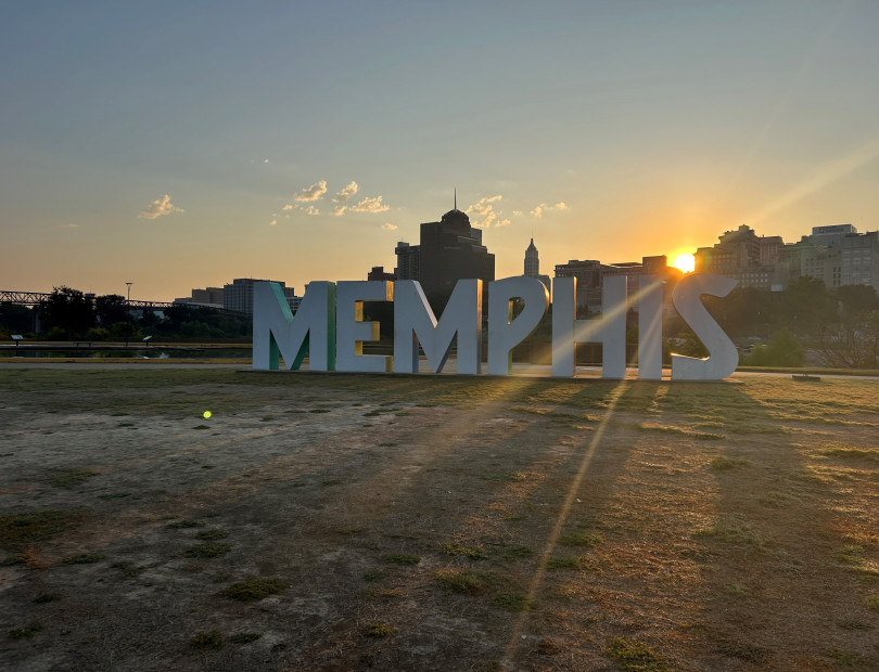 Foto der Hieroglyphenstatue in Memphis, vor dem Hintergrund eines Sonnenuntergangs