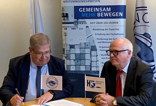 Vereinbarung über die gegenseitige Mitgliedschaft von HTG und PIANC. Von links: Francisco Esteban Lefler (Präsident PIANC), Reinhard Klingen (Vorsitzender HTG) 