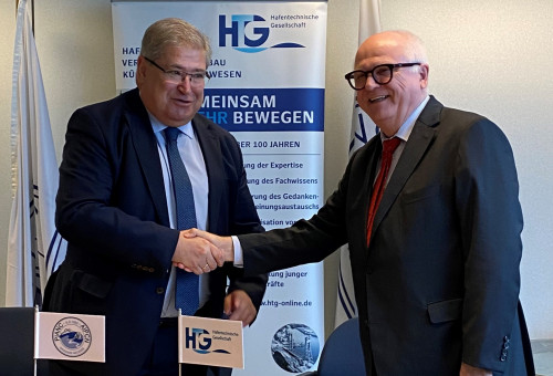Vereinbarung über die gegenseitige Mitgliedschaft von HTG und PIANC. Von links: Francisco Esteban Lefler (Präsident PIANC), Reinhard Klingen (Vorsitzender HTG) 